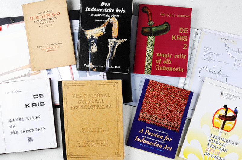 Lotto di libri e documentazione sui kris