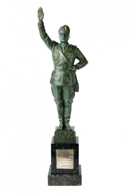 Busto raffigurante Mussolini regalato dagli ufficiali a Armando Cereseto