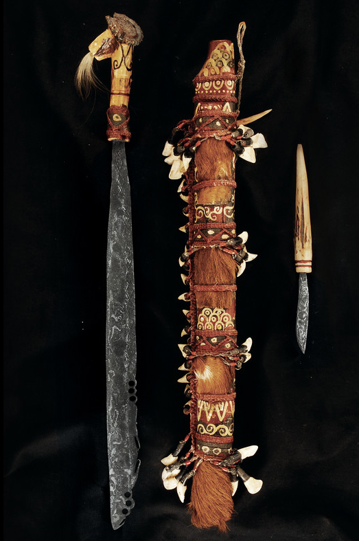 Lungo coltello decorato