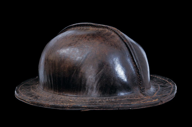 Cappello sotto elmo in cuoio