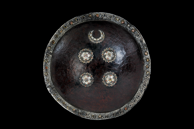 Importante scudo decorato in argento e con cristalli di rocca
