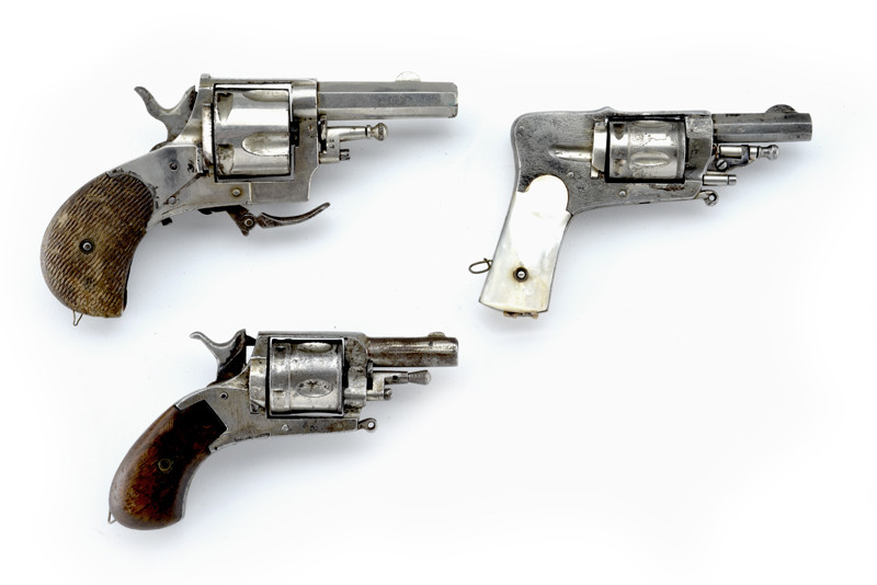 Lotto di tre revolver a percussione centrale