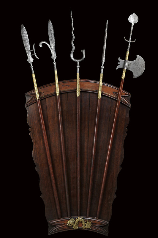 Panoplia di cinque armi in asta