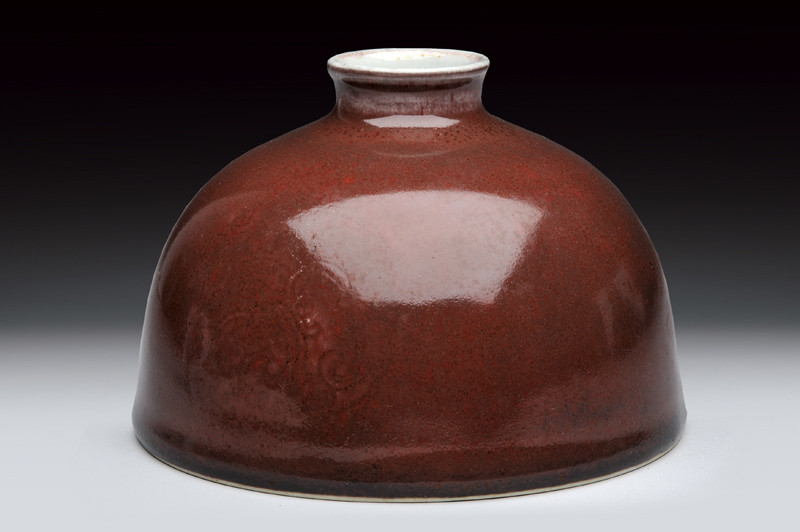 Recipiente per l’acqua (taibai zun) con invetriatura pelle di pesca/rossa, marcato kangxi