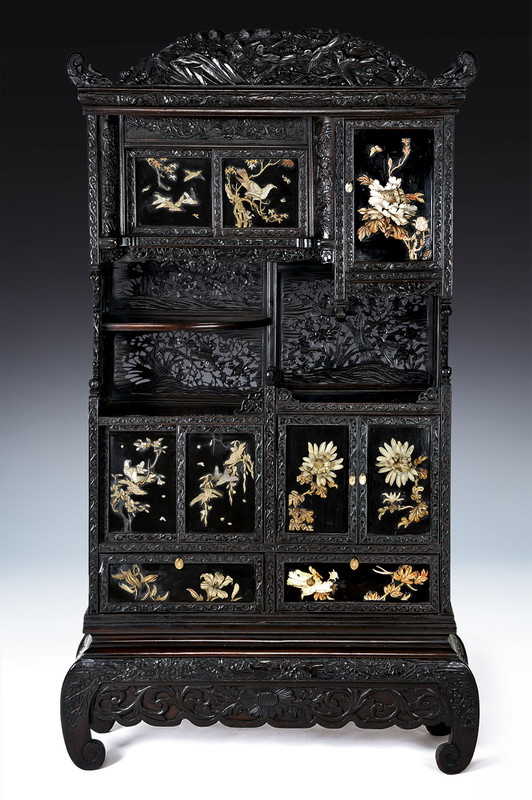 Bellissimo mobile in legno duro