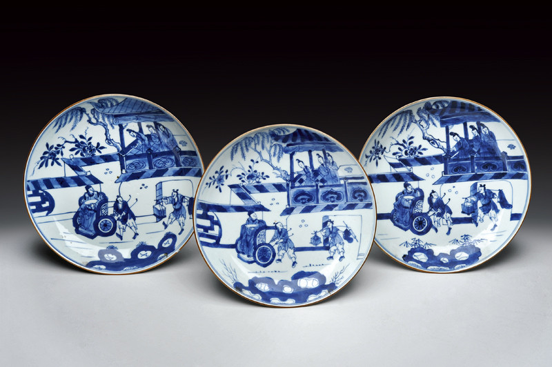 Tre piatti in porcellana bianco blu