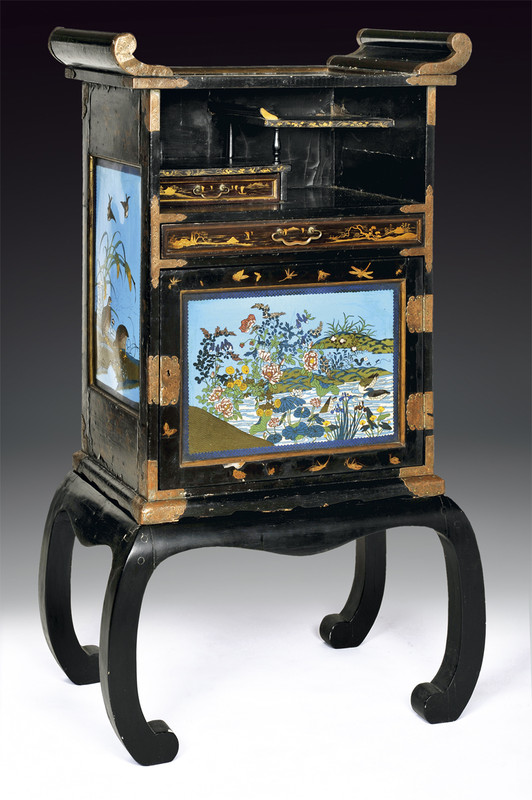 Cabinet in lacca e placche cloisonne\'