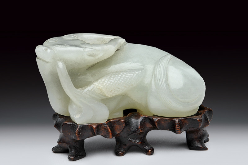 Piccolo bufalo in giada celadon chiaro