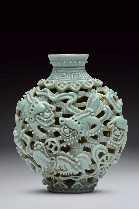 Snuff bottle in porcellana marcata qianlong