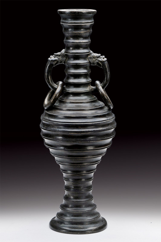 Interessante vaso in bronzo