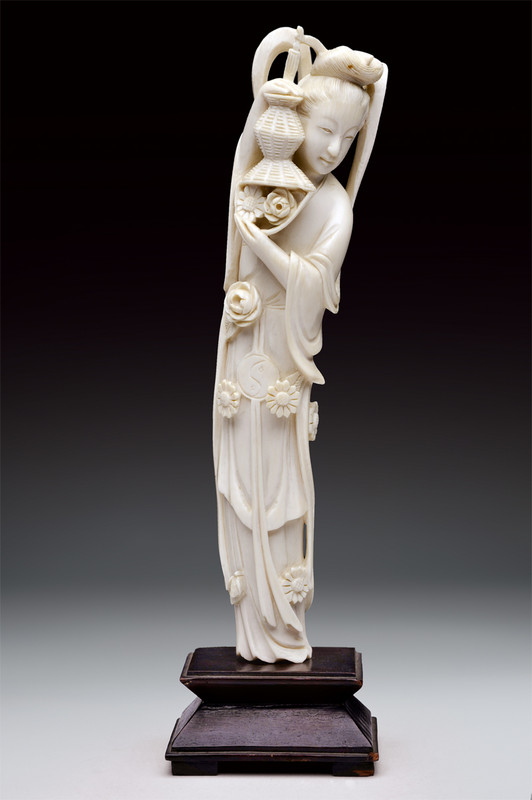 Dama di corte in avorio scolpito