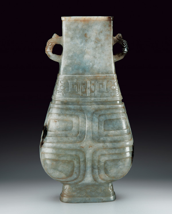 Bel vaso scolpito in giada 
