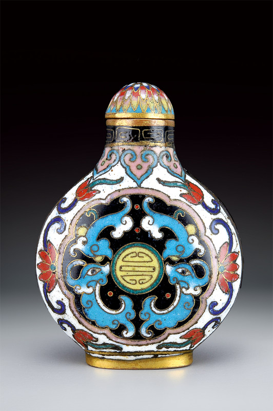 Bella snuff bottle in bronzo dorato e smalti cloisonné