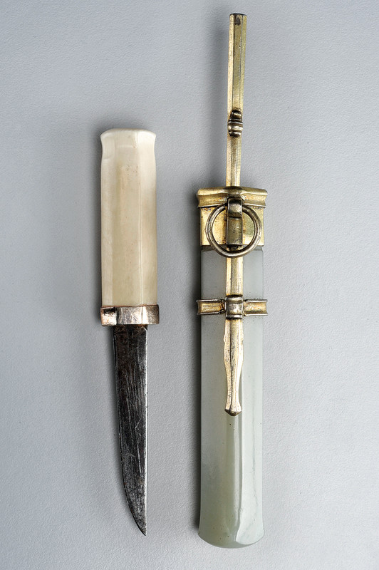 Piccolo coltello in giada ed avorio