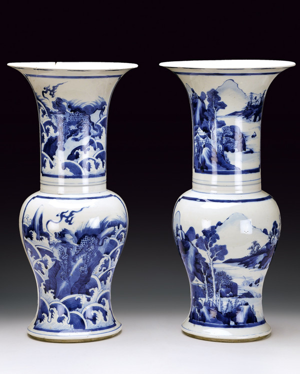 Coppia di vasi Yen Yen in porcellana con decoro blu 