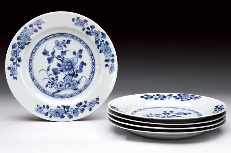 Set di cinque piatti in porcellana bianca e blu