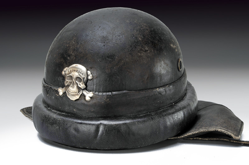 Casco nero da carrista della Leonessa