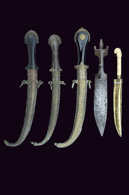 Lotto quattro pugnali e un coltello