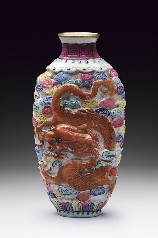 Snuff bottle in porcellana marcata Qianlong
