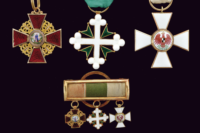 Lotto di tre ordini da cavaliere con miniature