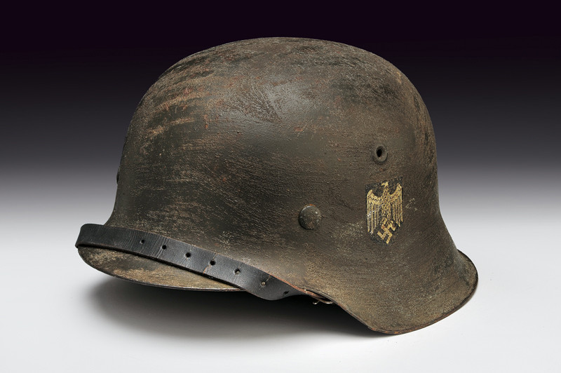 Elmetto M . 42 con fregio della \"División Azul\" Volontari Spagnoli