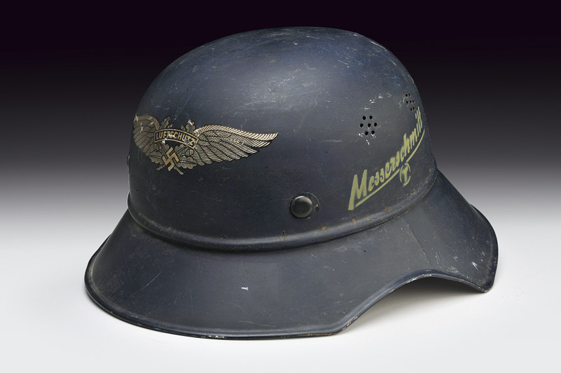 Elmetto \"Luftschutz\" con fregio \"Messerschmitt\"