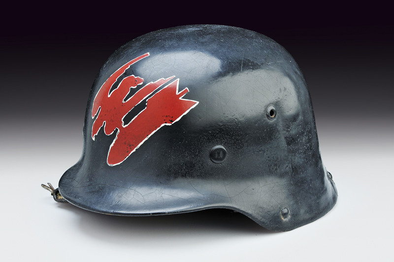 Elmetto M.35 modificato, con fregio KG53 della Battaglia d\'Inghilterra
