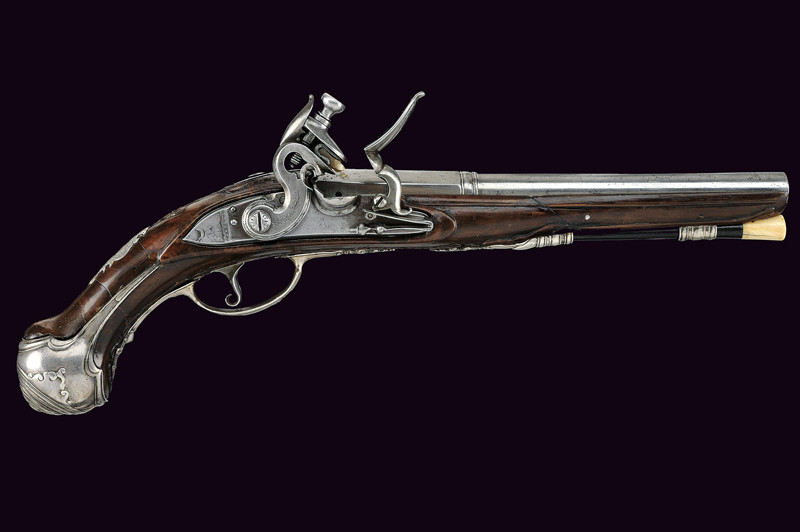 Pistola a pietra focaia con fornimenti in argento