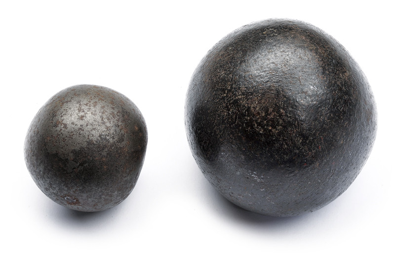 Lotto di due palle di cannone in damasco