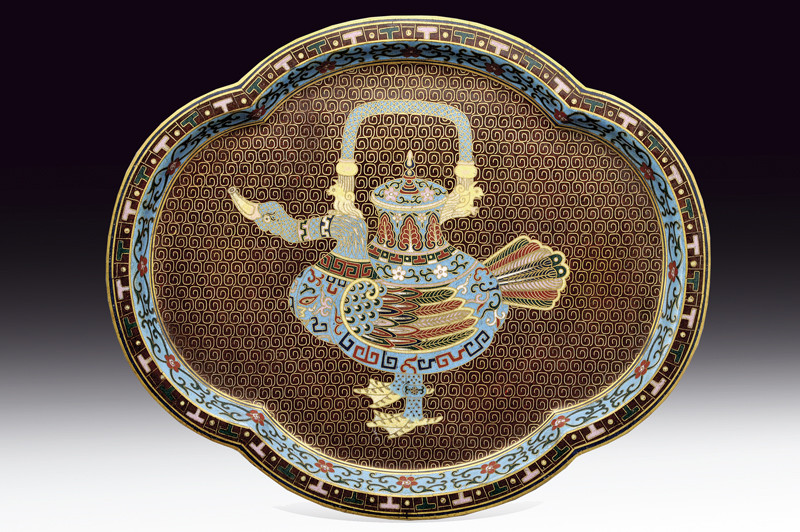 Vassoio in bronzo dorato e smalti cloisonné 