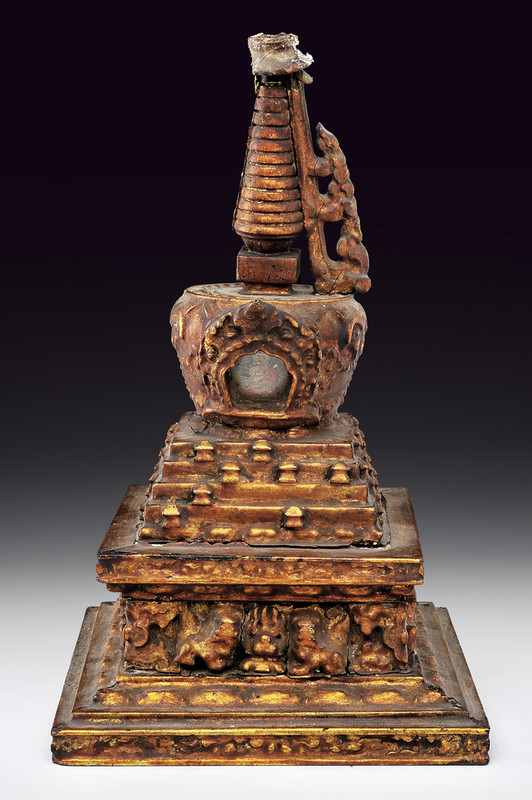 Stupa in legno dorato