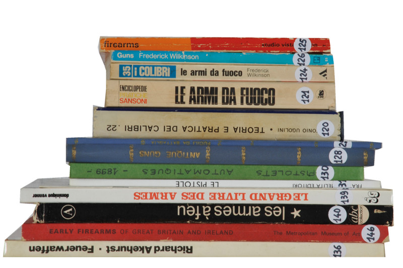 Lotto di quattordici libri sulle armi da fuoco