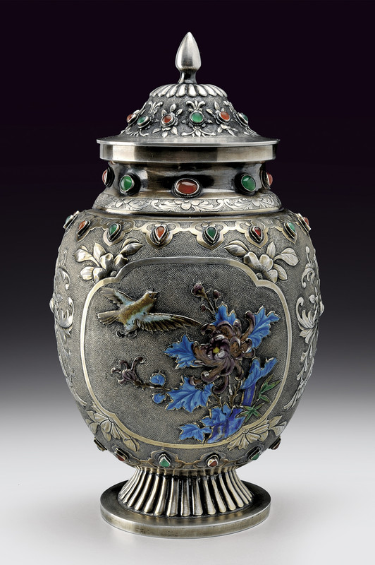 Bel vaso con coperchio in argento e smalto