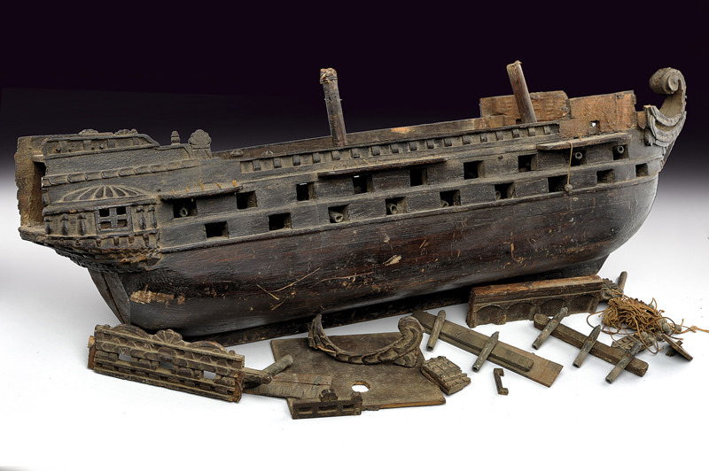 Modellino di relitto di nave in legno.