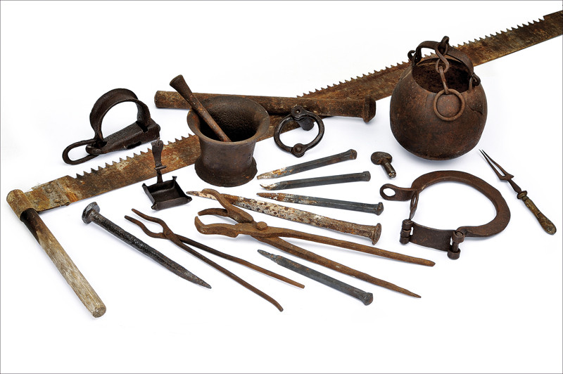 Interessante collezione di strumenti di tortura