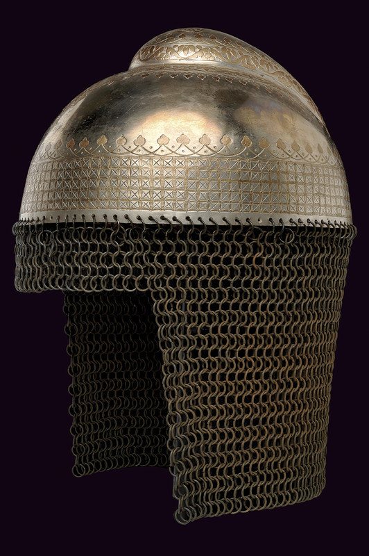 Casco con camaglio