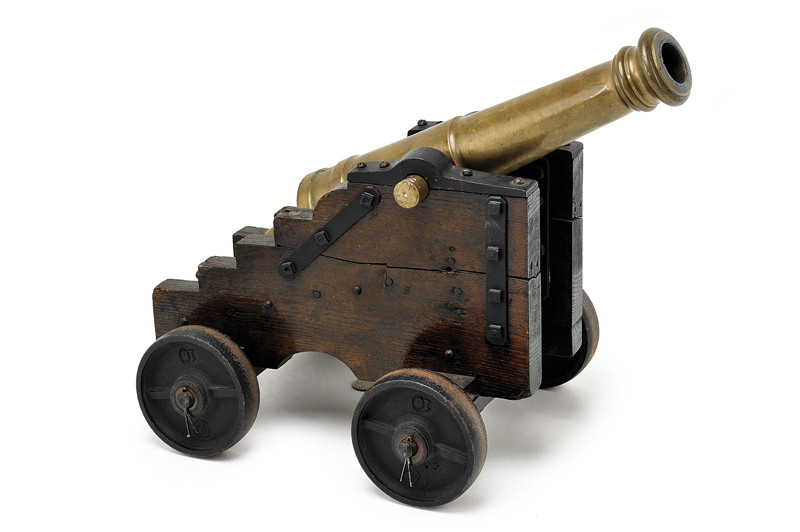 Cannone in bronzo su affusto navale