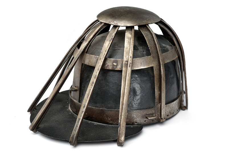 Raro casco ingabbiato