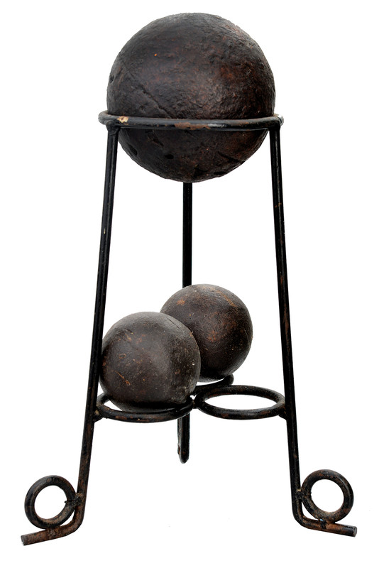 Tre palle di cannone con supporto