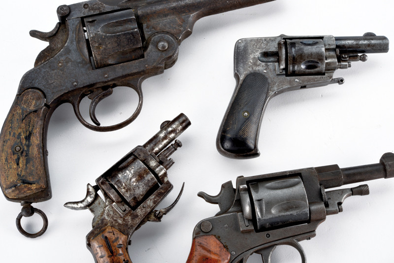 Lotto di quattro revolver a percussione centrale