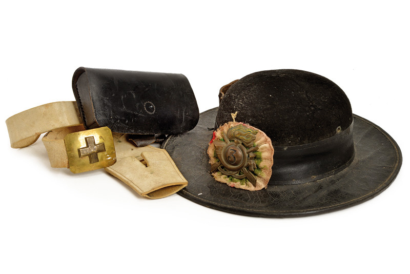 Lotto di un cappello e una cintura