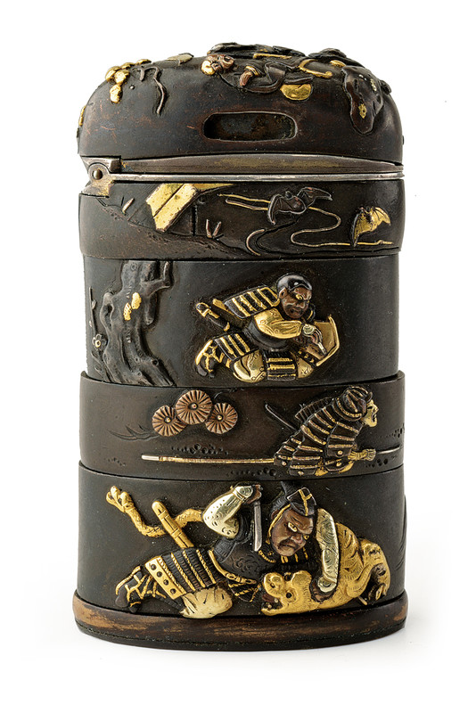 Piccolo contenitore formato da fuchi-kashira