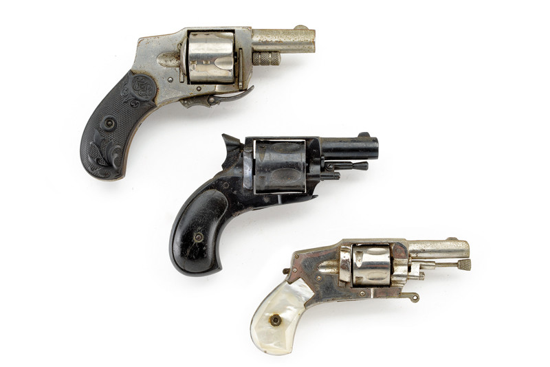 Lotto di tre revolver a percussione centrale