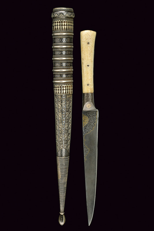 Elegante kard con fodero niellato