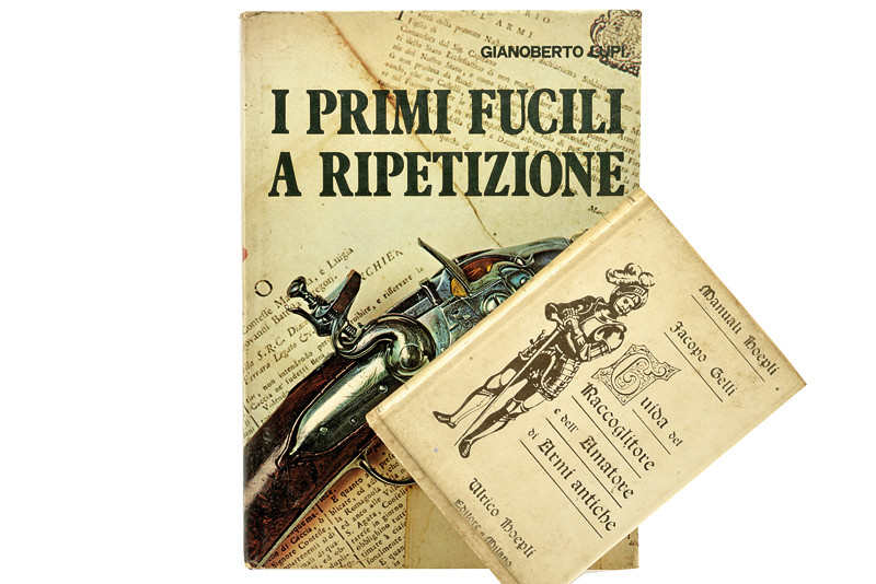 Lotto di due volumi sulle armi antiche