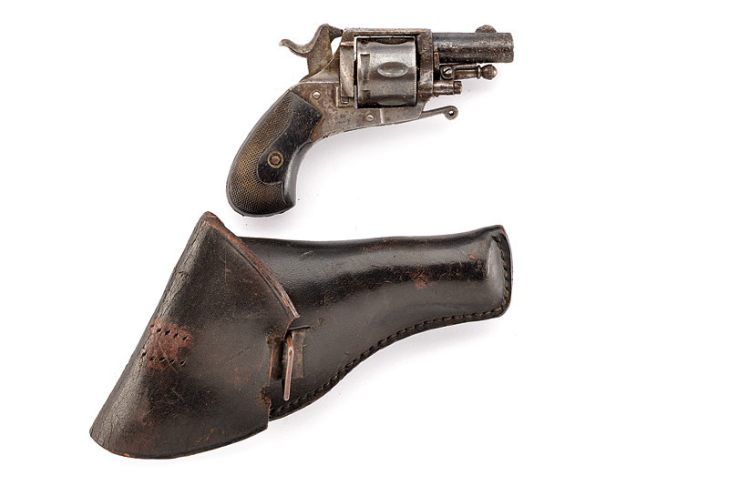 Piccolo revolver con fondina