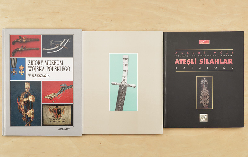 Lotto di tre cataloghi museali d'armi