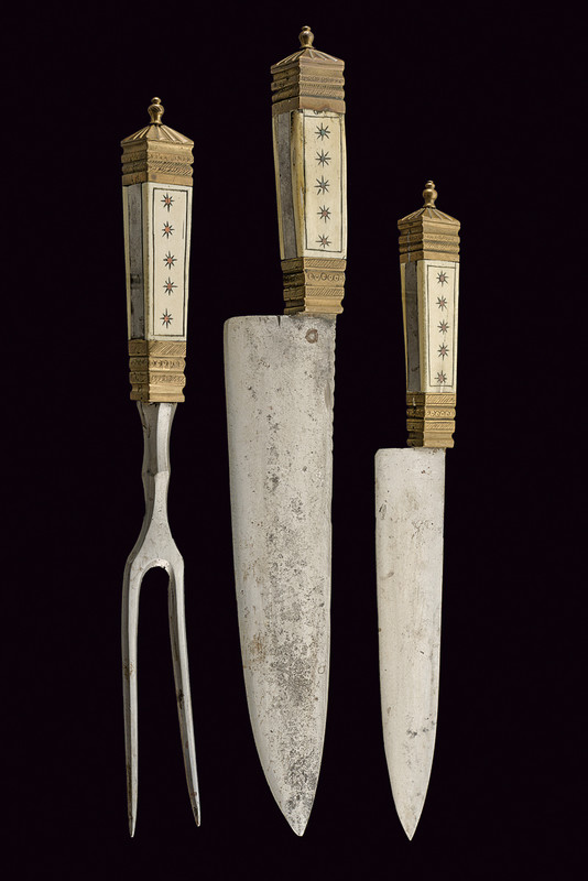 Set composto da due grandi coltelli e una forchetta