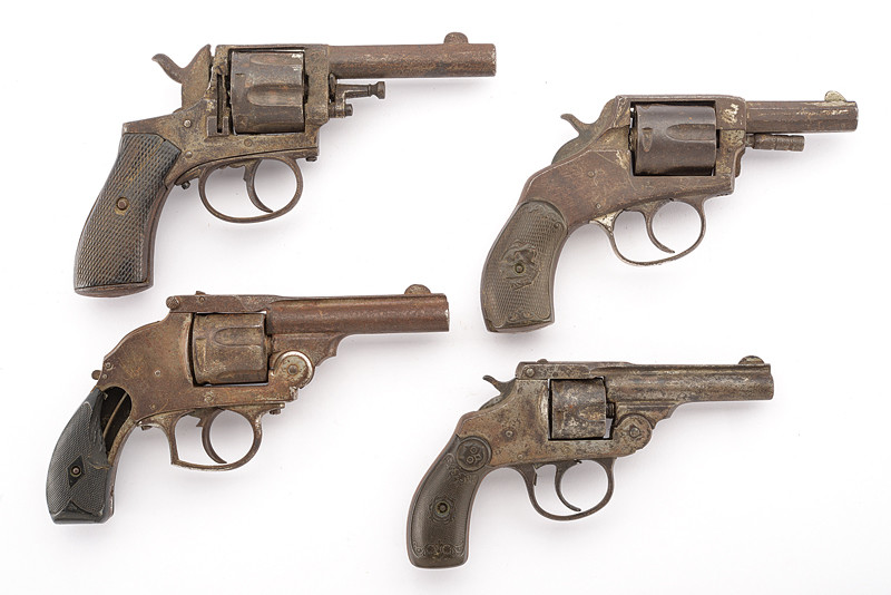 Lotto di quattro revolver a percussione centrale