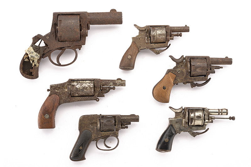 Lotto di cinque revolver a percussione centrale